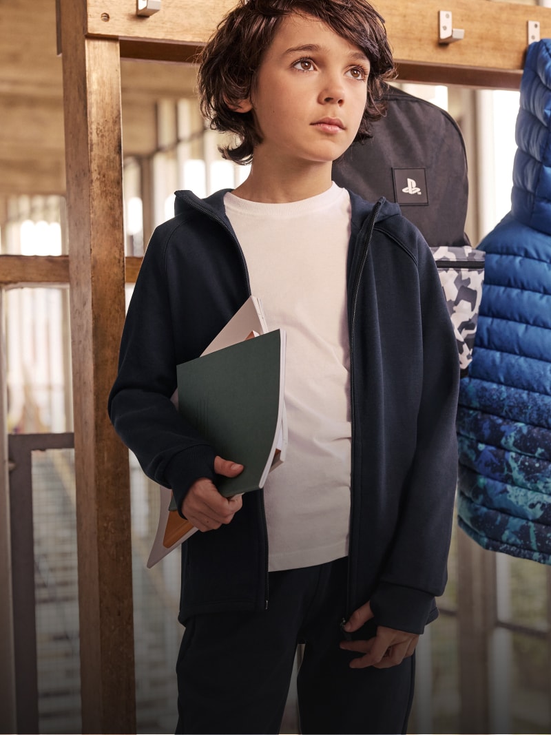 NIÑOS SIN UNIFORME